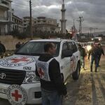 Fotografía facilitada por Cruz Roja Internacional que muestra un convoy de la Cruz Roja a su llegada a la sitiada localidad de Madaya (Siria).