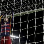 Piqué se colgó de la portería durante un momento del derbi
