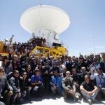 El presidente chileno posa con todos los trabajadores del observatorio Alma