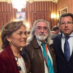El portavoz de la plataforma, Antonio Guerrero, con varios concejales del Ayuntamiento hispalense