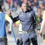 El nuevo técnico del Real Madrid da órdenes a sus futbolistas el primer día de trabajo en Valdebebas