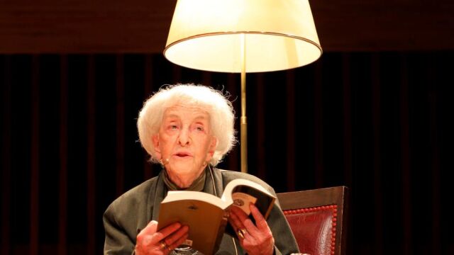 Fotografía de archivo fechada el 6 de junio de 2018 que muestra a la poeta uruguaya Ida Vitale mientras lee un poema durante el Festival Internacional de Poesía, en Buenos Aires. EFE/Marina Guillén/Archivo
