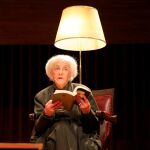 Fotografía de archivo fechada el 6 de junio de 2018 que muestra a la poeta uruguaya Ida Vitale mientras lee un poema durante el Festival Internacional de Poesía, en Buenos Aires. EFE/Marina Guillén/Archivo