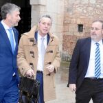 El consejero de Educación, Fernando Rey, junto al rector de la UBU, Manuel Pérez, y al director de Fullbright, Alberto López