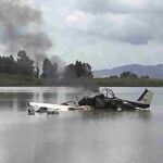 Fotografía cedida por los bomberos del parque de Los Palacios y Villafranca (Sevilla) de la avioneta siniestrada hoy en un campo de arroz.