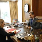 El rey Felipe VI y la presidenta del Congreso, Ana Pastor (i), durante la firma del Real Decreto con el nombramiento de Mariano Rajoy como presidente del Gobierno.