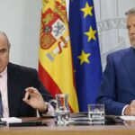 El portavoz del Gobierno, Íñigo Méndez de Vigo, junto al ministro de Economía y Competitividad, Luis de Guindos, durante la rueda de prensa posterior a la reunión del Consejo de Ministros