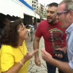 El hostelero Manuel García se enfrenta a los independentistas que le colocaron lazos amarillos / Atlas