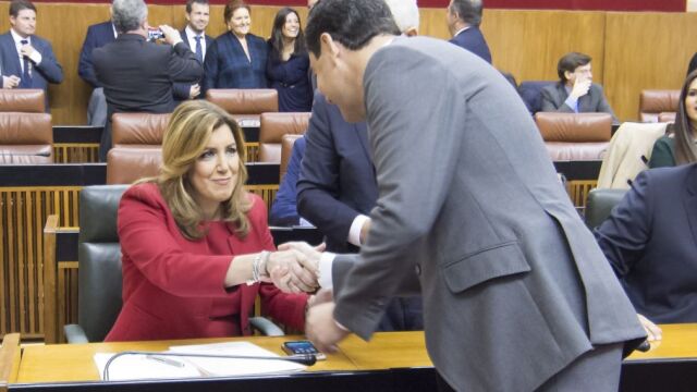 Susana Díaz estrechó la mano a Juanma Moreno en el Día de la región en un gesto de cortesía política frente a la tensión en Madrid