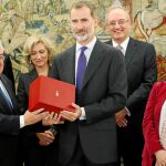 El presidente del Tribunal Constitucional, Juan José González Rivas, entrega al Rey un ejemplar de «Comentarios a la Constitución», en presencia, entre otros, de la ministra de Justicia, Dolores Delgado