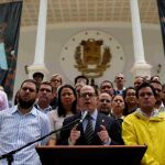Julio Borges presidente de la Asamblea Nacional arruga una copia de la sentencia del Supremo por la que asume las competencias legislativas