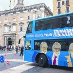 Imagen del autobús en su parada en la Plaza Sant Jaume, ante el Palau de la Generalitat