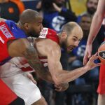 El base estadounidense del CSKA Moscú Aaron Jackson (i) lucha el balón con Vassilis Spanoulis, de Olympiacos
