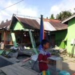 Un niño camina entre los escombros de una casa tras un terremoto de magnitud 7,5 que sacudió la isla de Célebes, situada en el norte de Indonesia. Efe