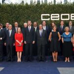El Rey Felipe posa para fotografía de familia, a su llegada a la cena con la que se conmemora el 40 aniversario de la CEOE