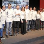 La consejera de Cultura y Turismo, María Josefa García Cirac, con los cocineros con Estrella Michelin.