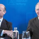 El ministro de Economía, Luis de Guindos, ayer junto a su homólogo alemán, Wolfgang Schäuble, en unas jornadas en Loja (Granada)