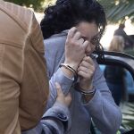 La mujer de 44 años que confesó haber matado a un hombre de 62 años y escondido su cadáver en el congelador de la heladería que regentaba en el barrio sevillano de La Macarena, cuando acudía a prestar declaración ante el juez