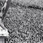 Mussolini se dirige a las masas desde sus dependencias en la Plaza Venecia de Roma