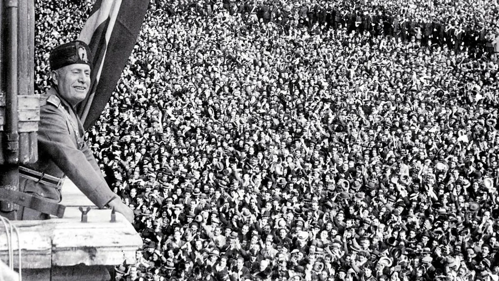 Mussolini se dirige a las masas desde sus dependencias en la Plaza Venecia de Roma