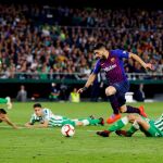 Luis Suárez tuvo una gran actuación en el partido contra el Betis. Al final, se lesionó