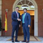 El presidente del Gobierno, Pedro Sánchez, y el jefe del Ejecutivo murciano, Fernando López Miras, ayer en el Palacio de La Moncloa flanqueados por las banderas de España y de la Región