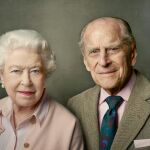Retrato realizado por la fotógrafa estadounidense Annie Leibovitz, hoy, 10 de junio de 2016, que muestra a la Reina de Inglaterra, Isabel II, con su marido el Duque de Edimburgo en el castillo Windsor / EFE