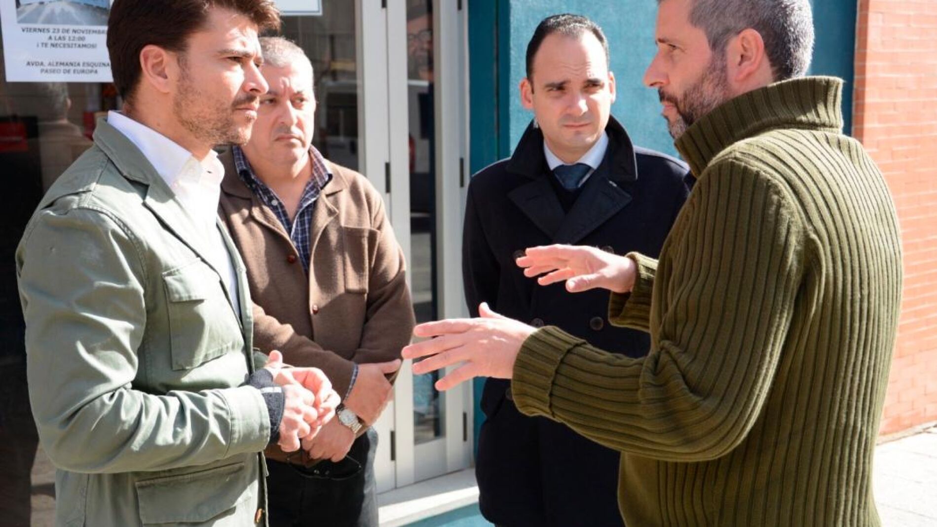 El portavoz municipal del PP, Beltrán Pérez, dialoga con vecinos del barrio / Foto: La Razón