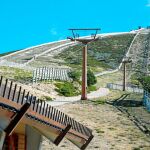 Así lucían ayer las pistas del Puerto de Navacerrada, donde sólo se ha habilitado el telesilla para uso turístico. Fotos: Ciprirano Pastrano