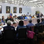 Fotografía cedida por prensa de Miraflores, que muestra una vista general de un Consejo de Ministros con la participación del presidente Nicolás Maduro ayer en la ciudad de Caracas (Venezuela)