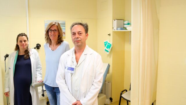 Parte del equipo médico con una de las pacientes en la consulta del Hospital Vall d’Hebron