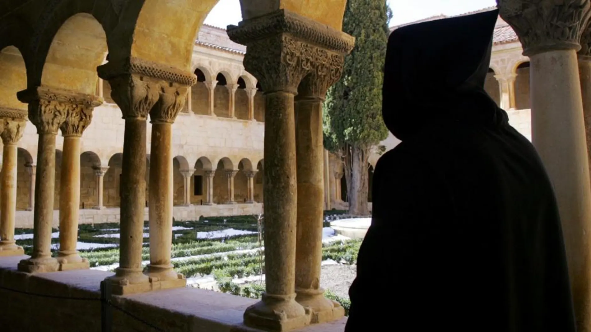 Un monje benedictino del Monasterio de Santo Domingo de Silos (Burgos), acude a la oración