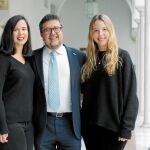 Francisco Serrano, junto a su hija (a la izquieda), y una de las abogadas de su despacho en un patio del Parlamento andaluz.