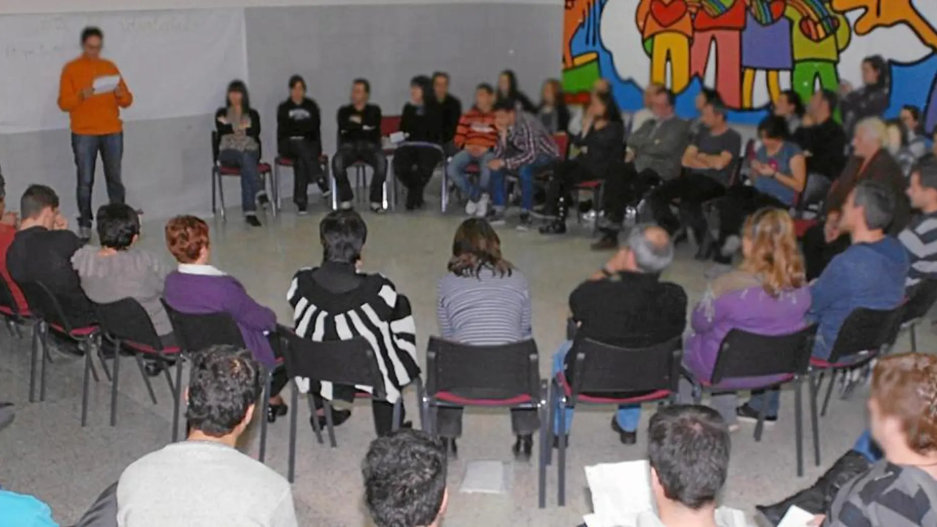 Imagen de una reunión de padres y adolescentes de la Fundación Aldaba-Proyecto Hombre, que forma parte de esta nueva Agrupación de Fundaciones de Castilla y León