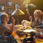Ari Graynor y Melissa Leo en el despacho del local donde se desarrolla la trama
