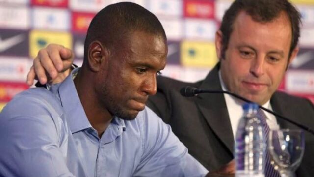 El francés Éric Abidal junto a Sandro Rosell, ex presidente del Barcelona, en una imagen de archivo / Efe