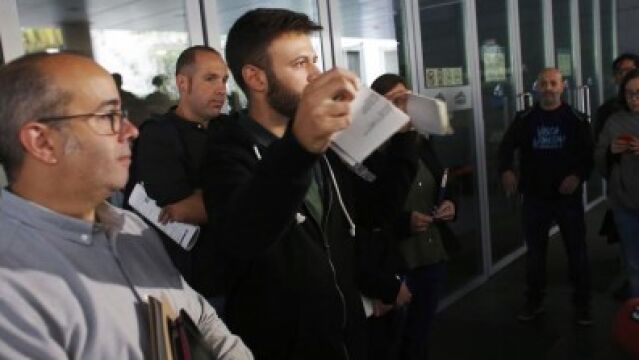 El primer teniente de alcalde de Badalona, Oriol Lladó, y el tercer teniente de alcalde, Josep Téllez, rompen la resolución de un juzgado barcelonés contra su voluntad de abrir las dependencias municipales en el Día de la Hispanidad