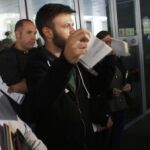 El primer teniente de alcalde de Badalona, Oriol Lladó, y el tercer teniente de alcalde, Josep Téllez, rompen la resolución de un juzgado barcelonés contra su voluntad de abrir las dependencias municipales en el Día de la Hispanidad