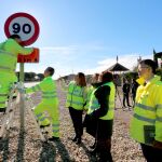 Barcones asiste al cambio de la última señal de velocidad en la N-601, en La Pedraja de Portillo