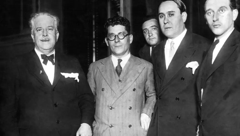 En el centro de la imagen, con gafas, Andreu Nin