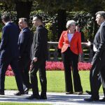 Theresa May junto al resto de jefes de Estado en Salzburg/Foto: Ap