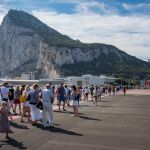 Imagen del Peñón de Gibraltar desde el aeropuerto. (AP Photo/Marcos Moreno)