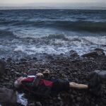 El cuerpo sin vida de un hombre es visto en una playa de Skala, en la isla griega de Lesbos, tras un naufragio el mes pasado
