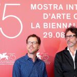 Los directores Ethan Coen y Joel Coen en la presentación de "The Ballad of Buster Scruggs"/ Reuters