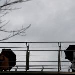 Varias personas se protegen del agua y del viento en la capital vizcaína | EFE