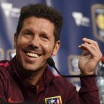 El entrenador del Atlético de Madrid, el argentino Diego Simeone, habla en una rueda de prensa en el estadio Melbourne Rectangular Stadium