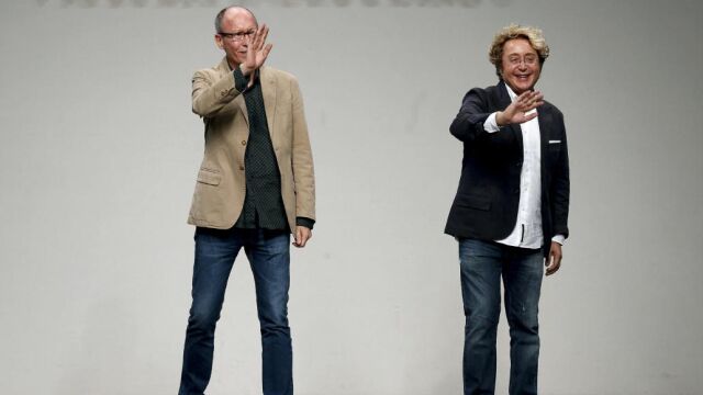 José Luis Medina y José Víctor Rodríguez saludan al término de un desfile en Cibeles