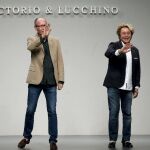 José Luis Medina y José Víctor Rodríguez saludan al término de un desfile en Cibeles