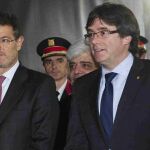 Rafael Catalá y Carles Puigdemont a su llegada al acto de conmemoración de la festividad de San Ramón, patrón de los abogados, que se ha celebrado esta tarde en Barcelona.