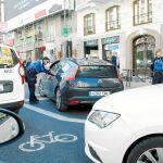 Taxis, VTC y el transporte público son los únicos que circulan por la Gran Vía, aunque siempre hay algún ciudadano despistado que pregunta a la Policía. Foto: Connie G. Santos